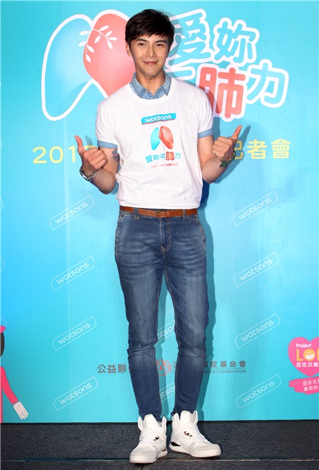 谢佳见、曾之乔出席爱你不「肺」力公益活动