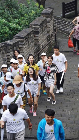 江一燕和悦悦带孩子们爬长城
