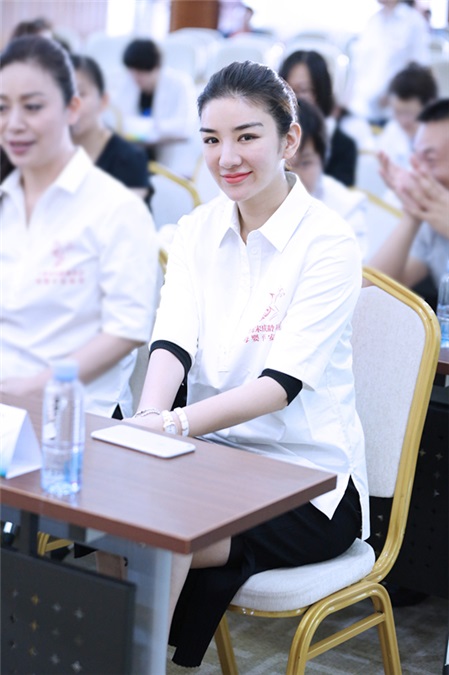黄奕谭晶担任母婴爱心大使 共建帮困救助爱心基地