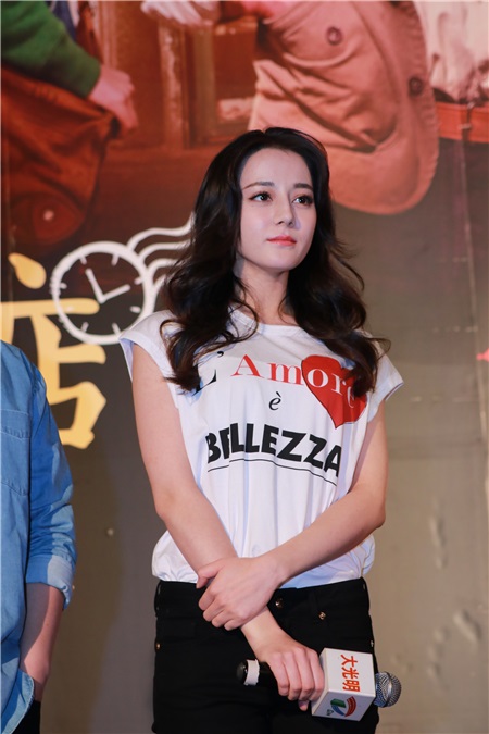韩寒、高子健、迪丽热巴等出席《解忧杂货店》上海路演