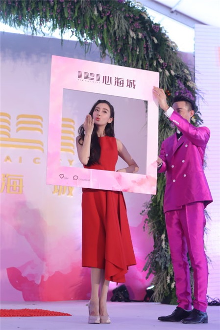 angelababy杨颖为新电影《微微一笑很倾城》宣传