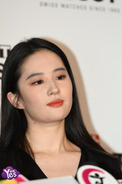 〈Yes 上海现场〉黄晓明刘亦菲共同出席活动 利落黑色装扮帅气满屏