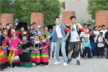 李佳琦李乃文跳广场舞