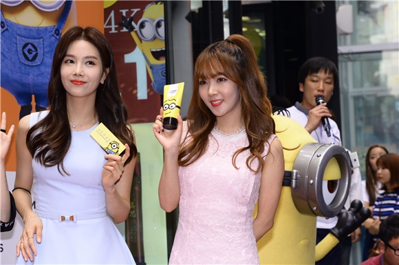 女团Fiestar、演员朴素丹、沉亨倬等出席化妆品牌发布活动。
