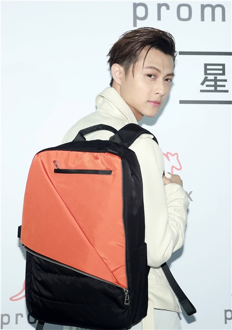 王子邱胜翊为某品牌包包站台