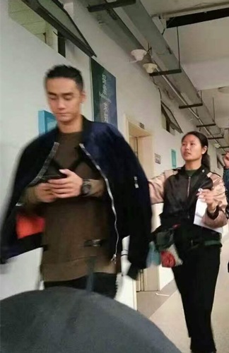 网友偶遇蒋劲夫拍戏 变身击剑少年超帅气