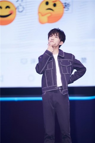 易烊千玺模仿思考的表情