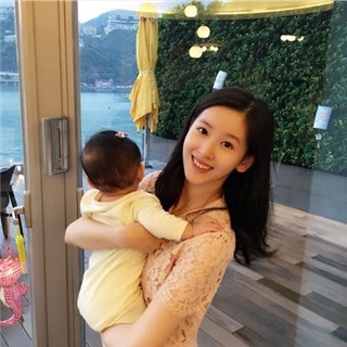奶茶妹妹抱萌娃出镜 女儿首曝光网友直呼像姐妹
