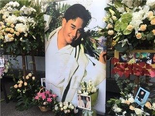 〈YES香港现场〉张国荣粉丝齐聚文华献上思念 现场花海一片