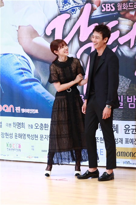 朴信惠、金来元、尹均相、李圣经30出SBS新月火电视剧《Doctors》制作发表会