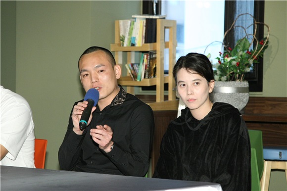 春风说明爸爸被殴受伤记者会