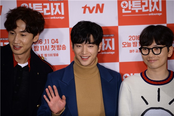 今日(11月4日),tvN 最新金土剧(周五.六播出的剧集)《Entourage》在首尔市清潭 CINE CITY 举办了特别版抢鲜看试映会兼红毯活动,
