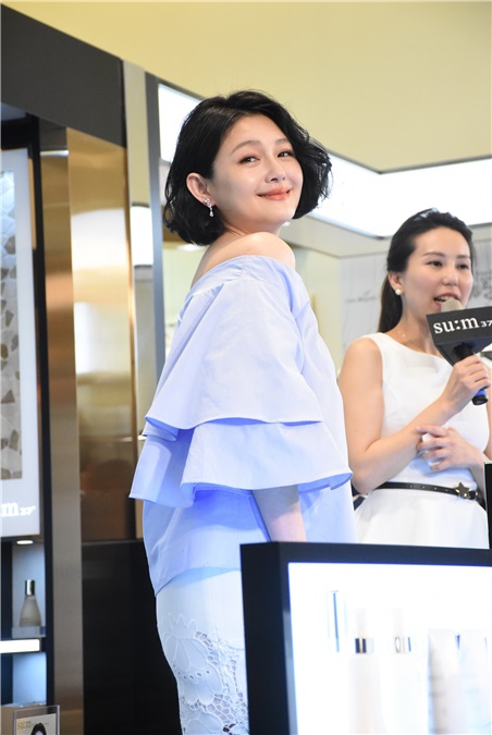 大S徐熙媛出席保养品专柜开幕剪彩活动