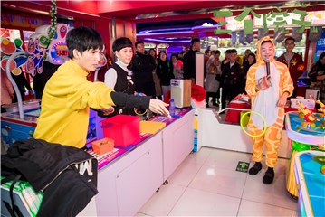 大张伟母子玩起套环来毫不含糊