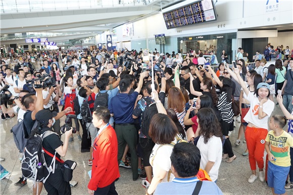 宋慧乔抵港 粉丝热情接机