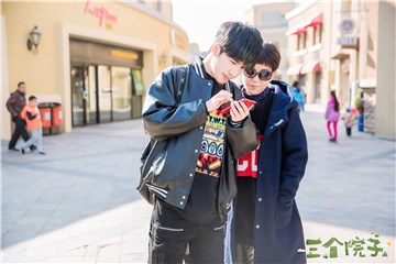 大老师陪周裁缝出门逛街