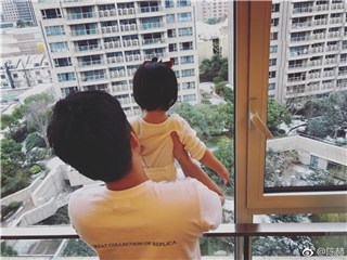 陈赫陪女儿玩耍自叹“玩不过” 小安安背影出镜萌翻
