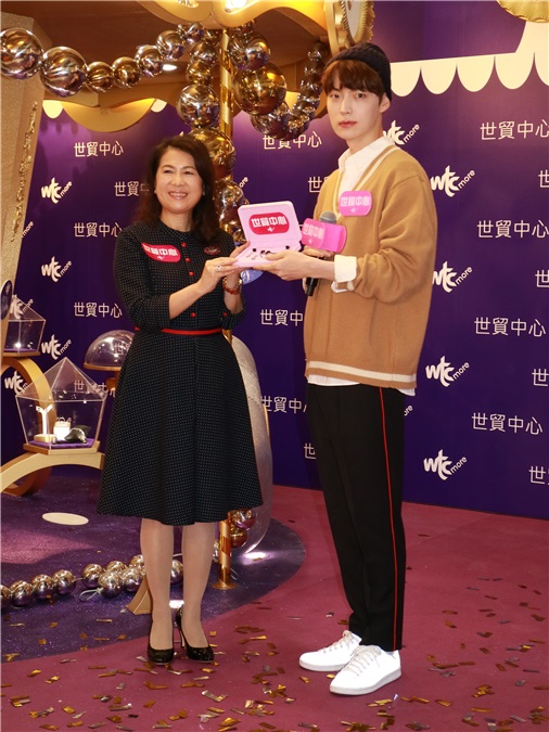 韩国男星安宰贤出席「wtc more Glittery Christmas 」揭幕礼及签名会
