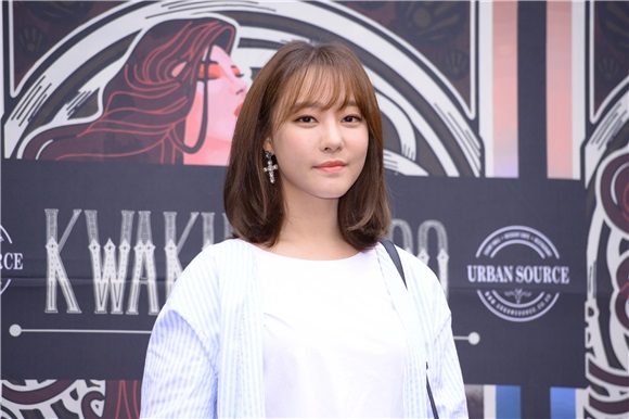 智淑、高佑丽、赵贤荣CLARA、Lizzy等出席设计师Kwak Hyunju时装秀