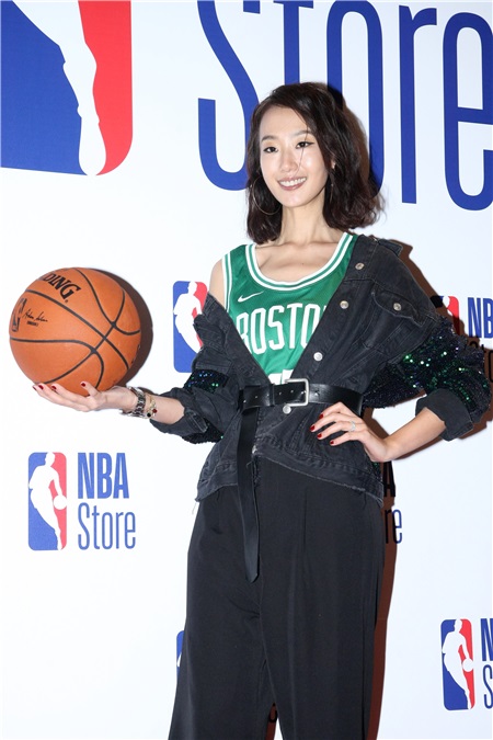 安心亚、Ron Harper出席NBA旗舰店开幕