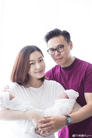熊黛林产后首晒全家福 与丈夫抱着双胞胎宝宝满满的温馨幸福