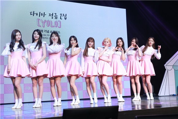 DIA办正规2辑showcase 以9人女团清新亮相