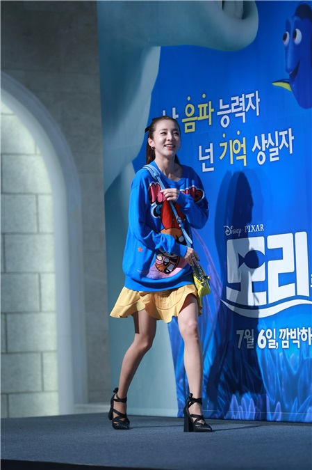 女团2EN1成员Sandara朴、演员李枖原、Stephanie Le等出席画片《海底总动员2》特别活动