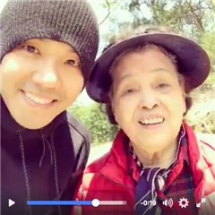 黑人清明陪奶奶扫墓  十指紧扣散步超温馨