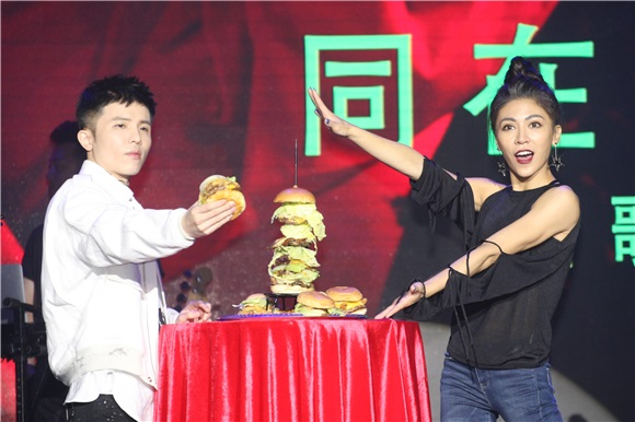 宋念宇新歌演唱会 艾怡良送上美食