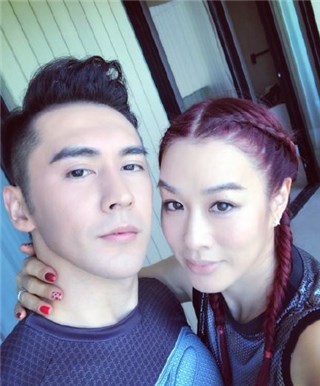 红发钟丽缇po与老公同框照 惊见夫妻脸！