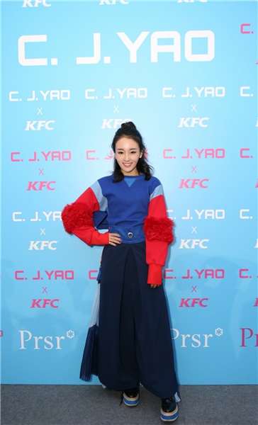 新人张婷馨出席时装周 释放自我亮眼吸睛