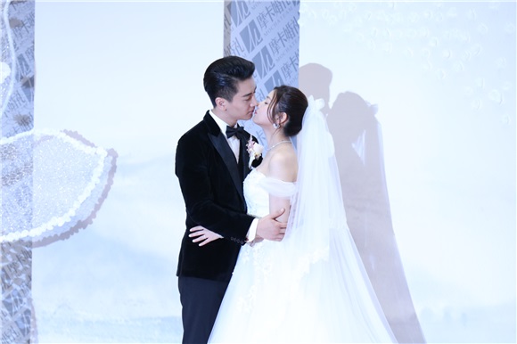 陈妍希穿婚纱与陈晓双双亮相 十指紧扣对视难掩幸福之情
