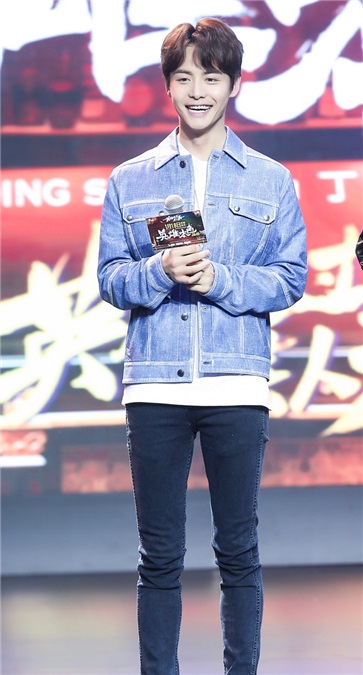 马天宇《英雄本色》周警官正式报到 与王凯王大陆举杯拜兄弟
