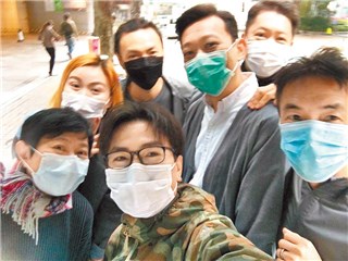 郭富城经纪人小美(前排左)日前戴上口罩出席新片开镜