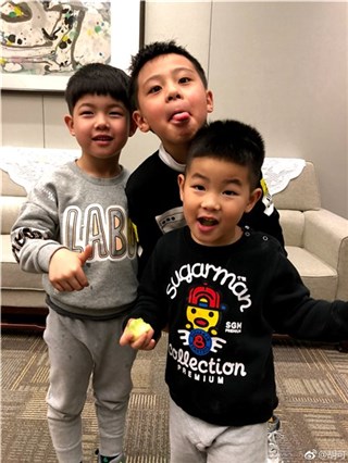 胡可晒安吉小鱼儿与庆庆合影 三萌娃扮鬼脸卖萌超有爱