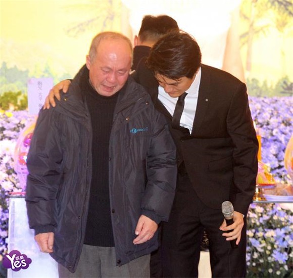 〈Yes 台北现场〉吴克群母亲告别式 播放父母求婚视频感动落泪