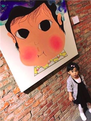 修杰楷带妻女捧场小鬼画展 惊见超萌画像撞脸咘咘