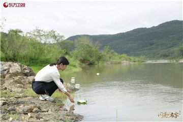 陈辰用莲花灯遥寄哀思