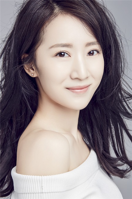 李念衬衫蓝裙清新十足 击败炎夏的氧气美少女