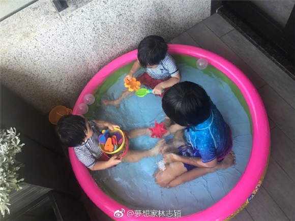 林志颖好爸爸带儿玩水 三儿聚在一起不亦乐乎
