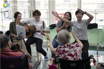 阿雅、毛不易体验音乐治疗师工作