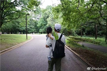 小花妹妹泪眼迎邓超出差回家：知道我有多想你嘛