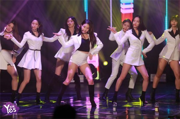 韩国女团CLC举办出道三周年《BLACK DRESS》演唱会