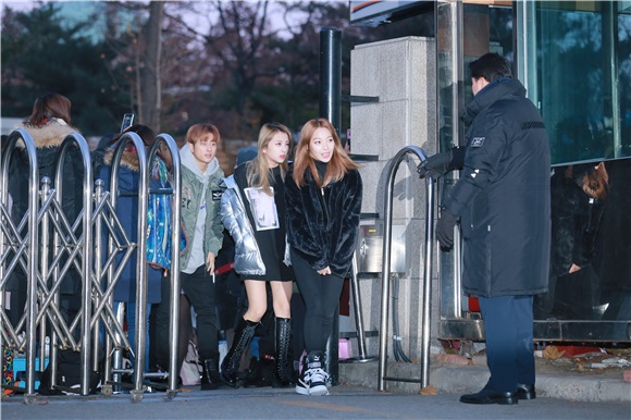 DAY6、KARD、VICTION等参加韩国Music Bank上班路