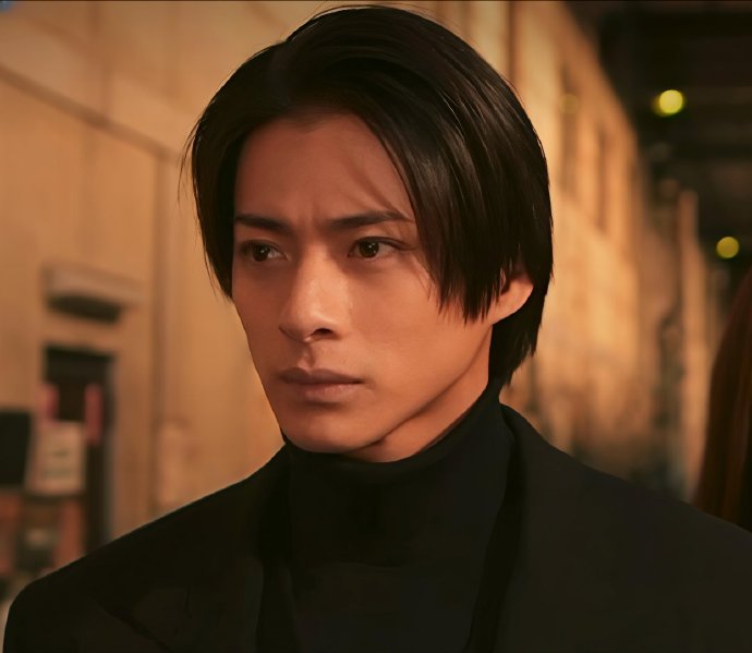 日本男星巴黎看秀遭 “折磨”！被《雷神 4》男演員體味燻到捂鼻子