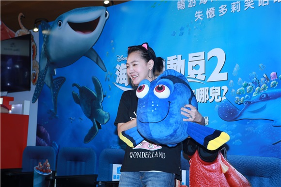 小S包场邀喜愿协会病童看《海底总动员2:多力在哪儿?》。