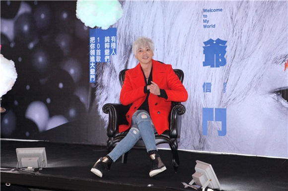 〈Yes 台北现场〉信快闪信义区发红包 高个白发红衣好吸睛