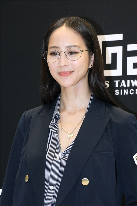 张钧甯出席aGape超轻量眼镜代言活动