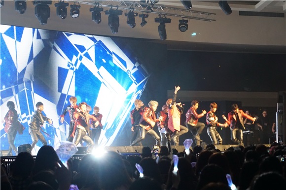 韩国13人男团Seventeen演唱会