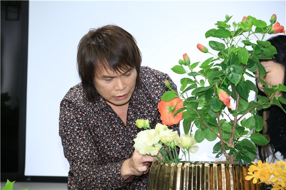 伍佰为电台活动献出插花秀